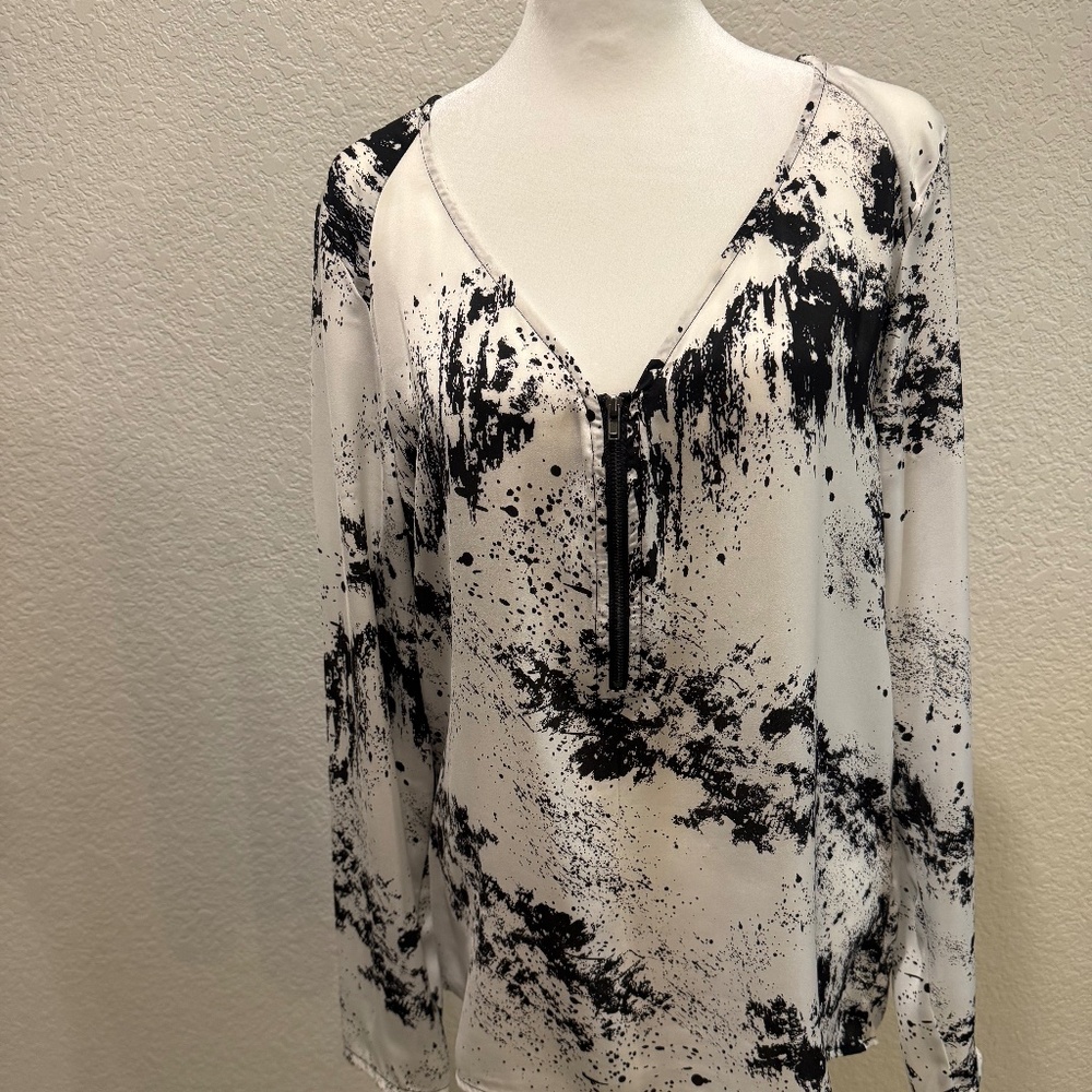 Buffalo by David Button ladies black and white abstract blouse, size Large